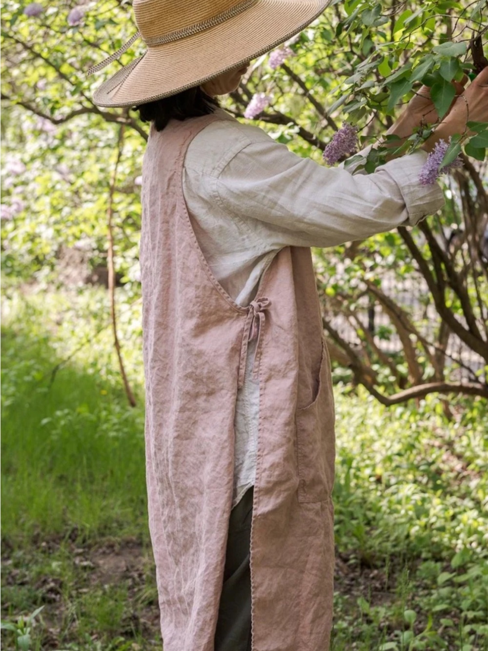 Linen Sleeveless Apron in Dusty Pink